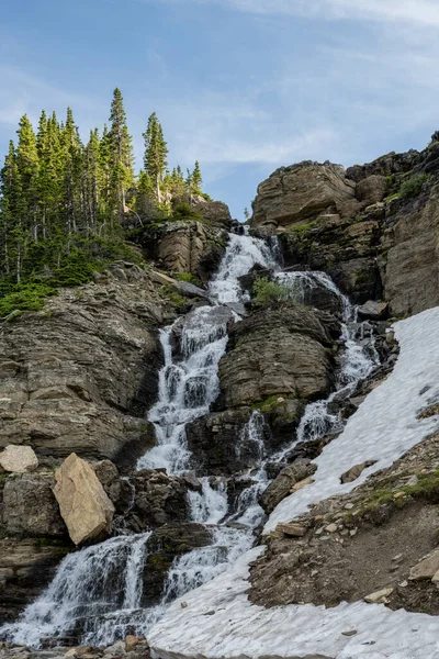 Καταρράκτης Στο Logan Creek Πηγαίνοντας Στο Sun Road Στο Παγετώνα — Φωτογραφία Αρχείου