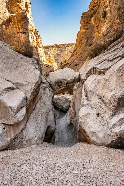 Boulder Coincé Dans Slot Canyon Dessus Chute Sèche Dans Parc — Photo