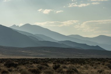 Büyük Havza Milli Parkı 'nda Öğleden Sonra Işığında Çöl Vadisi' nin Arkasındaki Puslu Katmanlar