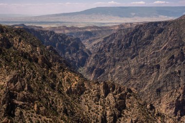 Gunnison 'ın Kara Kanyonu' nun uzak batısına bakıyorum.