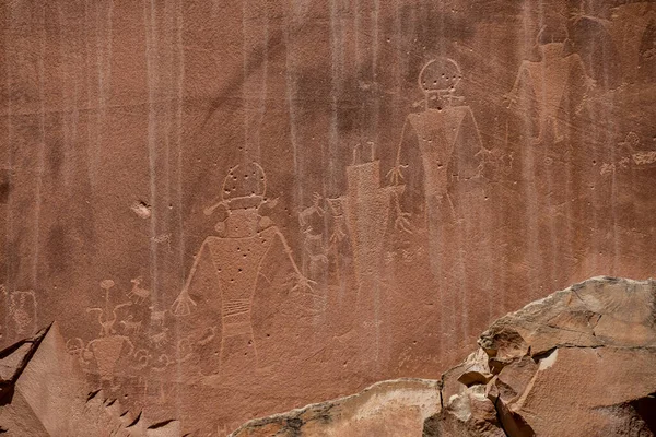 Petroglyph Humanoid Figures Carved Sandstone Wall Capitol Reef National Park — Stock Photo, Image