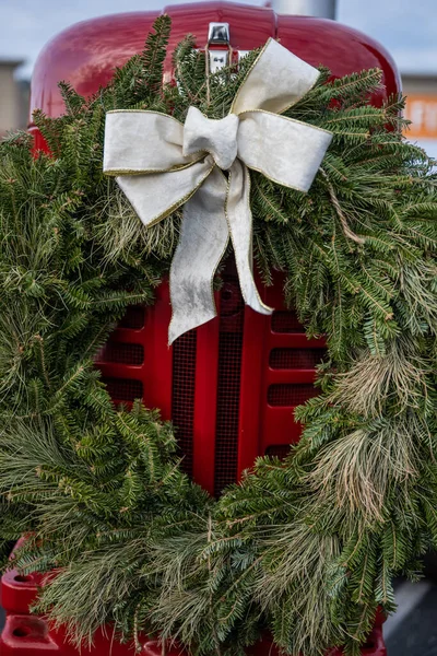 Close Wreath White Bow Hanging Red Vehicle — Fotografia de Stock