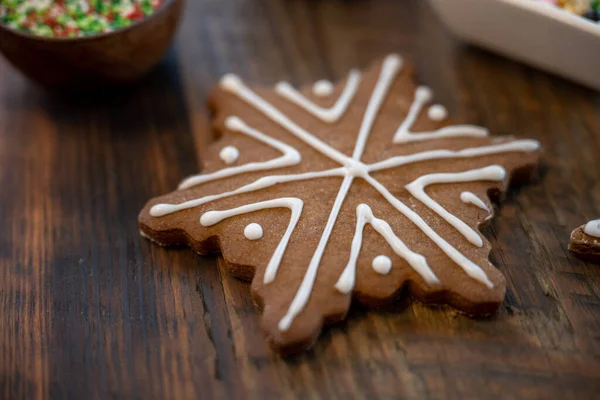 Gingerbread Biscoito Floco Neve Mesa Madeira — Fotografia de Stock