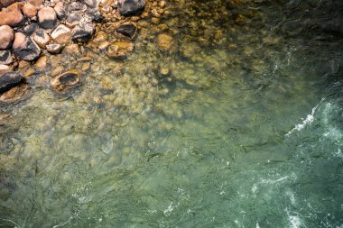 Büyük kanyonun dibindeki Colorado Nehri kıyısındaki Kayalıklara bakıyorum.