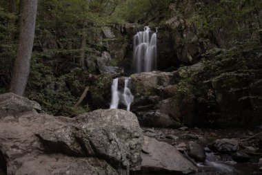 Lower Doyle Şelalesi Shenandoah Ulusal Parkı 'ndaki Kayaların Üzerinde Tökezliyor