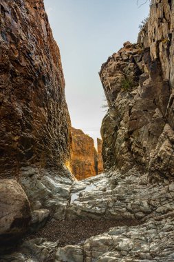 Çoğunlukla kuru şelale Big Bend Ulusal Parkı 'ndaki uçurumun kenarından geçiyor.