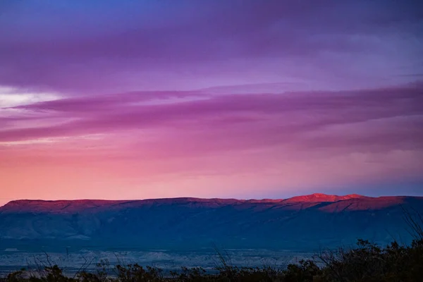 ビッグベンド国立公園のブドウの丘の上の日没でピンクの空 — ストック写真