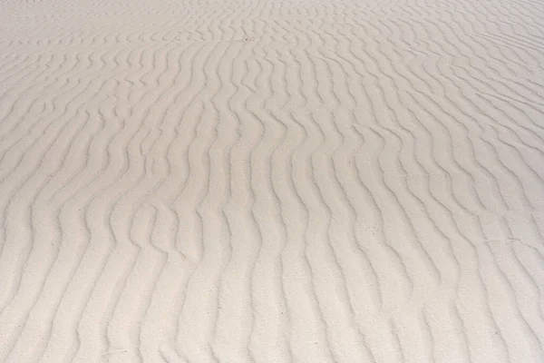 Beyaz Kum Kum Kum Kum Dokusundaki Dalgalanmalar Alçıtaşı Kumulunda — Stok fotoğraf