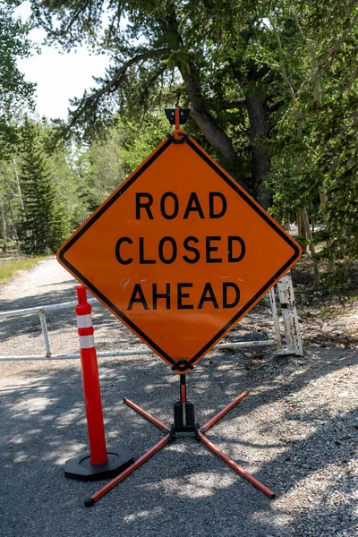 Road Closed Sign Front Closed Gate Marks Camground Shut Construction — Stock Photo, Image