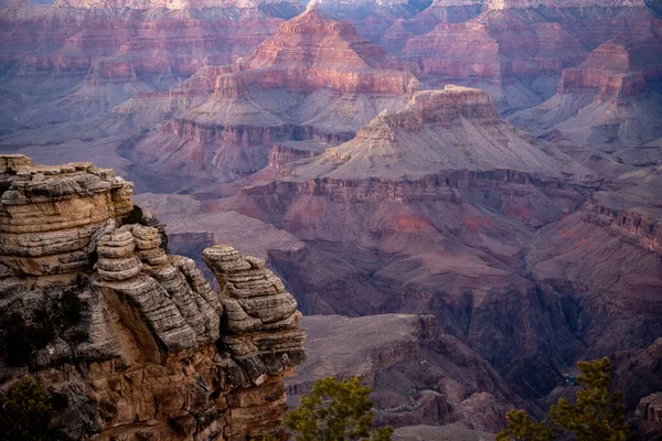 Rock Outcropping Frente Canyon Layers Pôr Sol — Fotografia de Stock