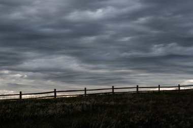 Çorak Topraklar Ulusal Parkı 'nda Gri Bulutlu Demiryolu Çiti Silüeti