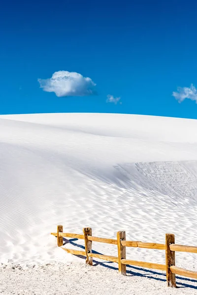 White Sand Dune Slowly Swallowing Wooden Fence Edge Parking Area — Stock Photo, Image
