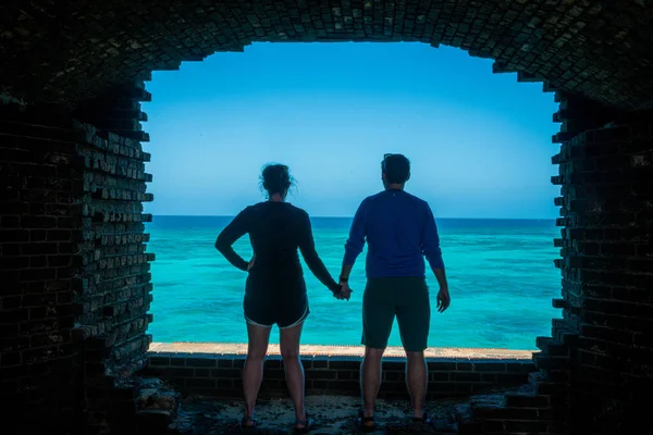 Dry Tortugas Kalesinde Pencereden Dışarı Bakarken Çift Ele Tutuşuyor — Stok fotoğraf