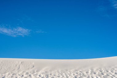 Beyaz Kum tepeleri Ulusal Parkı 'nda Kum tepesine karşı Mavi Gökyüzü