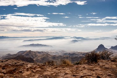 Big Bend Ulusal Parkı 'ndaki Güney Rim Yolu' nun Kıyısında Sis Toplanıyor