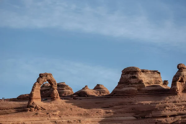 Looking Hikers Gathering Delicate Arch Lower Ovelook — Stock Photo, Image