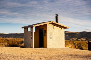 Big Bend Ulusal Parkı 'ndaki Çöl Piknik Alanındaki Çukur Tuvaleti