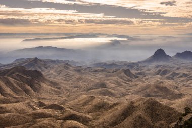 Güney Rim Yolu 'ndan Chisos Dağları' nın güneyindeki Rolling Hills ve Fog