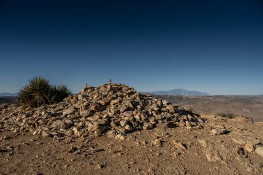 Joshua Tree Ulusal Parkı 'ndaki Ryan Dağı Zirvesinde Rocky Yığını