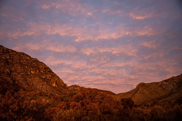 Rzędy Różowych Przyciemnionych Chmur Nad Górami Guadalupe Cichą Noc — Zdjęcie stockowe