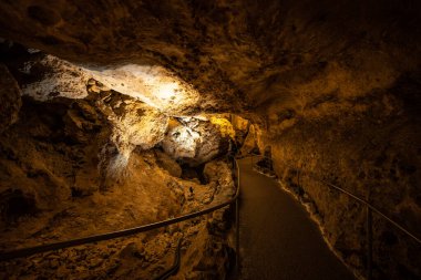 Carlsbad Mağaraları 'ndaki Mağara Duvarı boyunca Aydınlık Yol