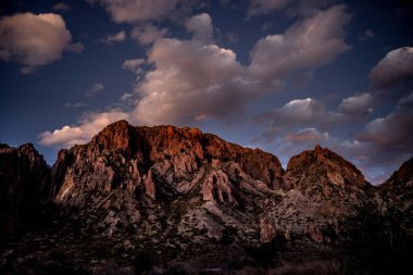 Wesstern Chisos Dağları ve Big Bend 'de Sunset Bulutları
