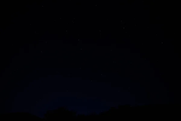 グレートベイスン国立公園の深い青色の地平線のすぐ上に大きな北斗七星がハングします — ストック写真