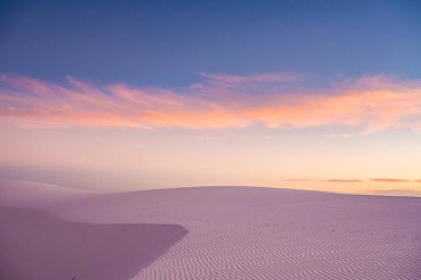 Pamuk Şeker Gökyüzü New Mexico 'daki beyaz kum tepeleri üzerinde Ulusal Park