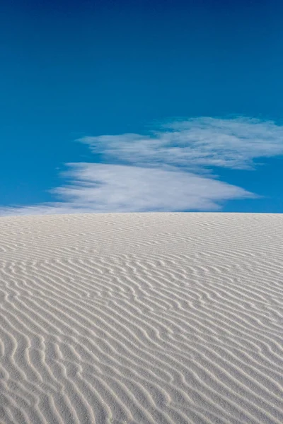 ホワイトサンズ国立公園の白い砂の砂丘を横切る斜めの波紋 — ストック写真