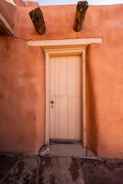 Dveře Adobe Wall Štukové Buidling Malované Oranžové — Stock fotografie