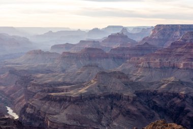 Öğleden sonra ışıklarıyla Büyük Kanyon 'un Katmanından Sonra