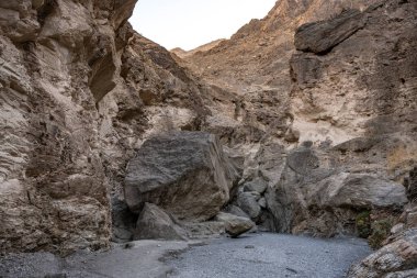 Mozaik Kanyonu Ölüm Vadisi Ulusal Parkı 'ndaki Büyük Kayalar Arasında Devam Ediyor