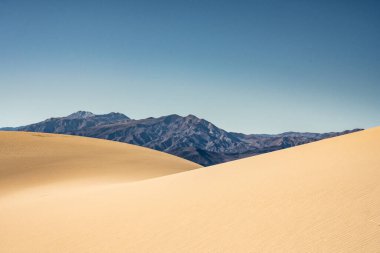 Ölüm Vadisi Milli Parkı 'ndaki Dokunulmamış Panamint Kumullarından Dağlar Yükseliyor