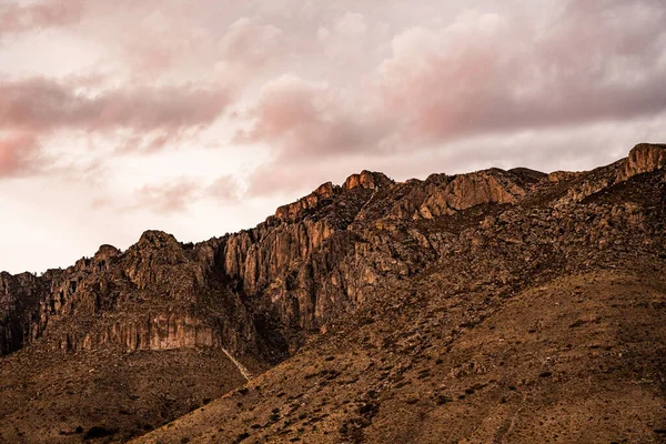 Nubes Teñidas Rosa Atardecer Sobre Pico Hunter — Foto de Stock