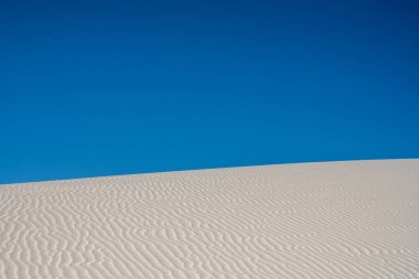 Beyaz Kumlar Ulusal Parkı 'nda Kum Kumulunun Dalgalı Dokusunu Parlak Mavi Gökyüzünün Altında