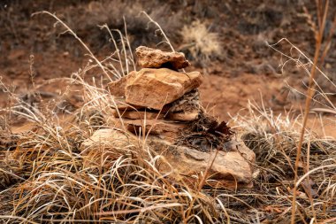 Rock Cairn, Kanyonlar 'daki bir trenin kuru yıkamasında otların en yüksek noktasında oturur.
