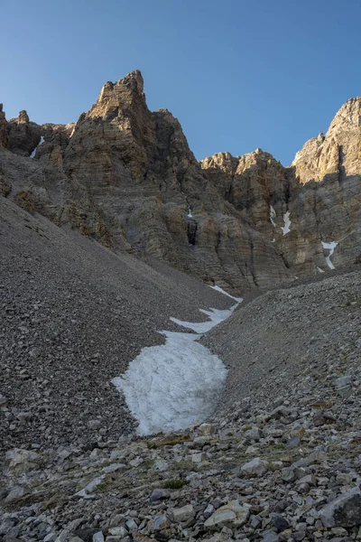 五大盆地国立公園のウィーラーピーク以下の斜面の谷の雪のパッチ — ストック写真