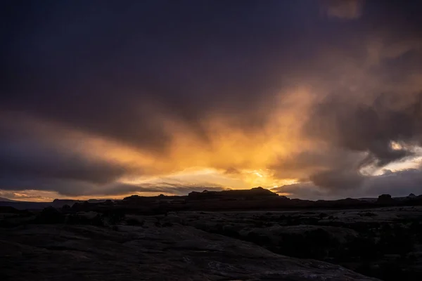Sunrise Enciende Las Nubes Pesadas Sobre Distrito Agujas Canyonlands —  Fotos de Stock