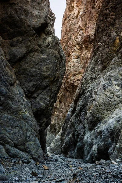 Ölüm Vadisi Ulusal Parkı Ndaki Willow Creek Çevreleyen Uzun Kanyon — Stok fotoğraf