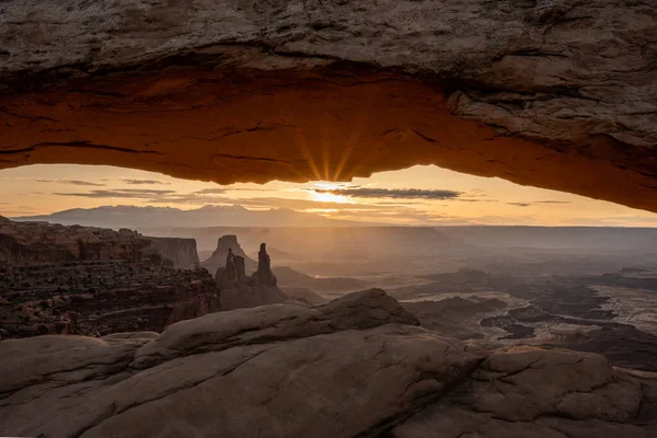 Soleil Commence Éclater Derrière Nuage Qui Passe Mesa Arch Dans — Photo