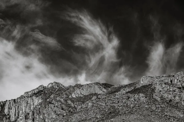 Szepty Chmur Nad Szczytem Huntera Górach Guadalupe Zachodnim Teksasie — Zdjęcie stockowe