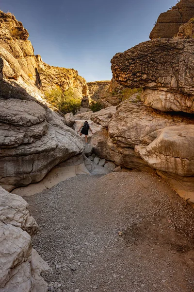 Mujer Sube Rocas Través Del Cañón Gran Parque Nacional Bend — Foto de Stock