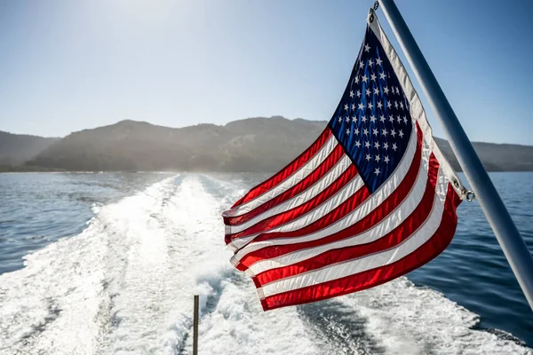 Ondas Bandera Americana Con Isla Santa Cruz Distancia Imagen de archivo