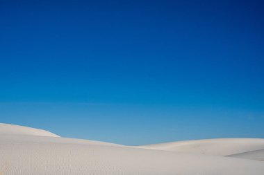New Mexico Ulusal Parkı 'nda Beyaz Kum Tepeleri Üzerinde Boş Mavi Gökyüzü