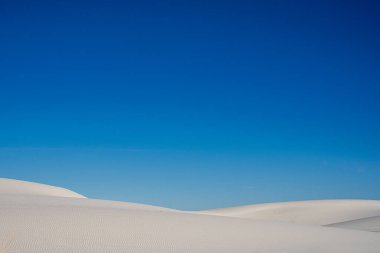 New Mexico Ulusal Parkı 'nda Beyaz Kum Tepeleri Üzerinde Boş Mavi Gökyüzü