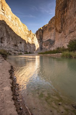 Rio Grande Nehri Big Bend Ulusal Parkı 'ndaki Boquilles Kanyonu' ndan akıyor