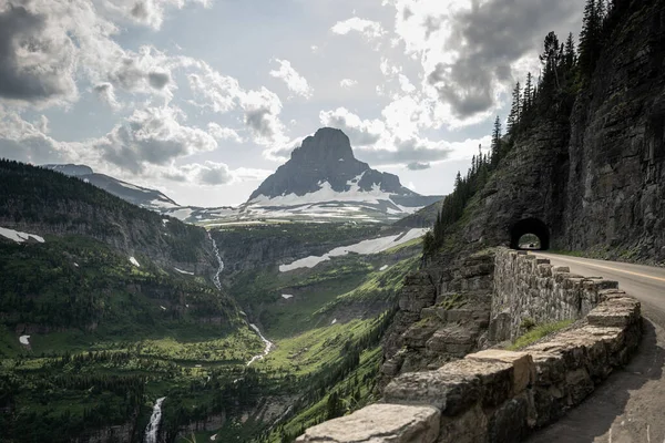 Tunnel Sulla Strada Del Sole Con Logan Pass Sullo Sfondo — Foto Stock