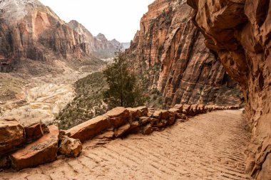 Wide Trail Heads batıya, Zion Vadisi 'ne melekler iniyor.