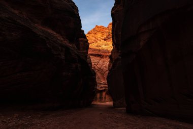 Parlak Turuncu Duvar Buckskin Vadisi 'ndeki Karanlık Kanyon' a bakıyor.