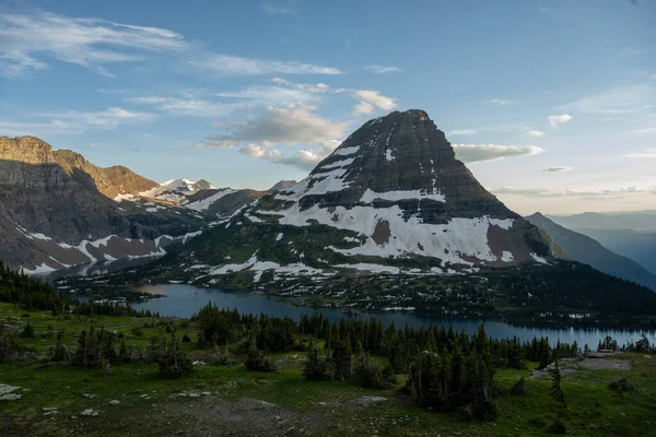 Sombrero Oso Montaña Lago Oculto Primavera Parque Nacional Glaciar — Foto de Stock